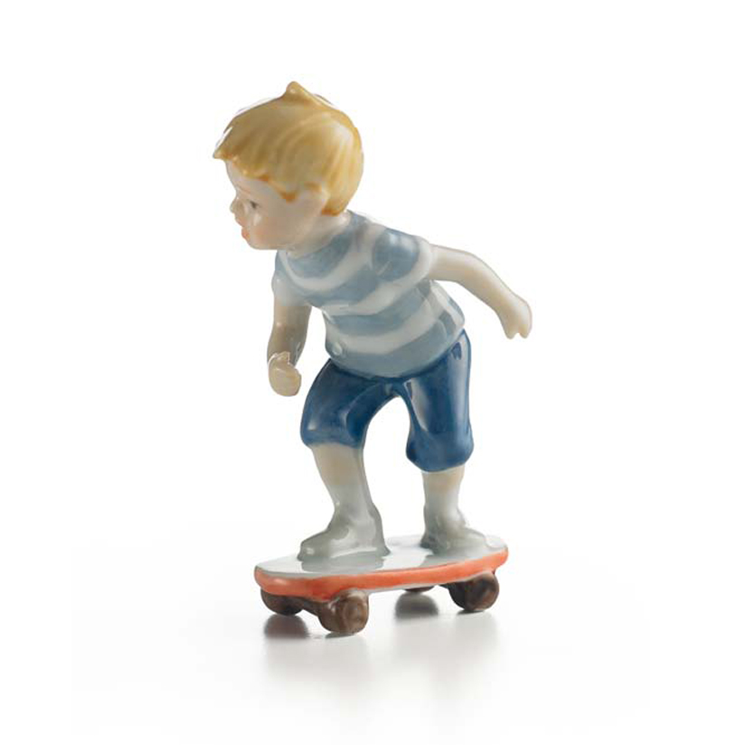 BIMBO SULLO SKATEBOARD